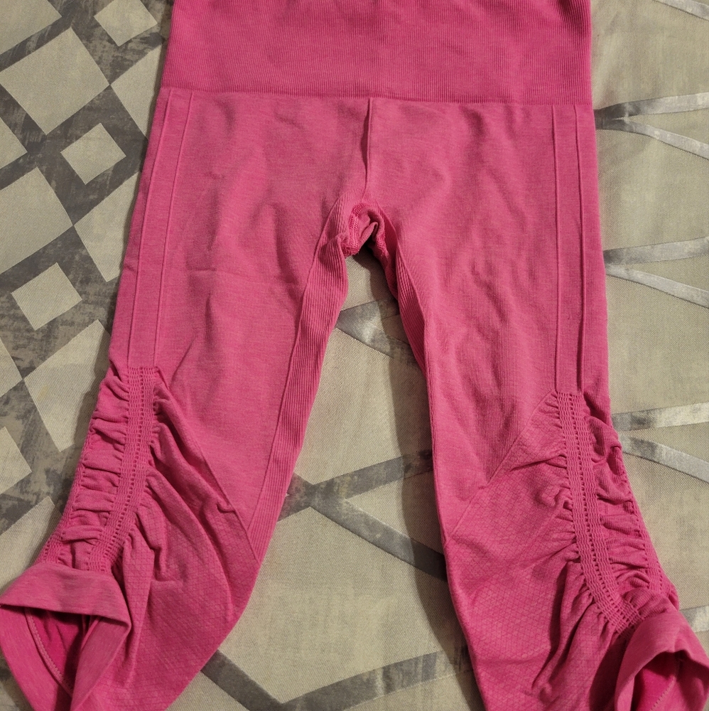 Hot Pink Lululemon workout pants SZ 6